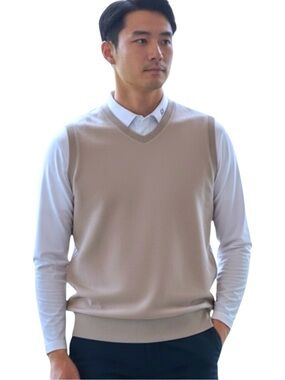 AUR Golf Tan Cotton V-Neck Sleeveless Sweater Vest (L)
